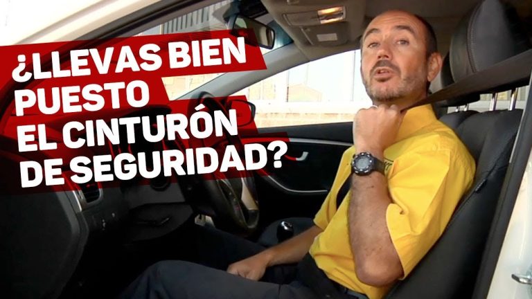 Por donde debe pasar el cinturon de seguridad