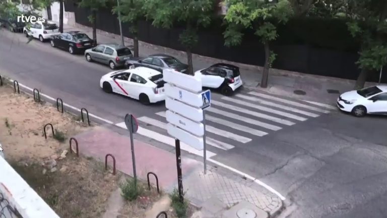 Esta prohibido parar en una interseccion en via urbana