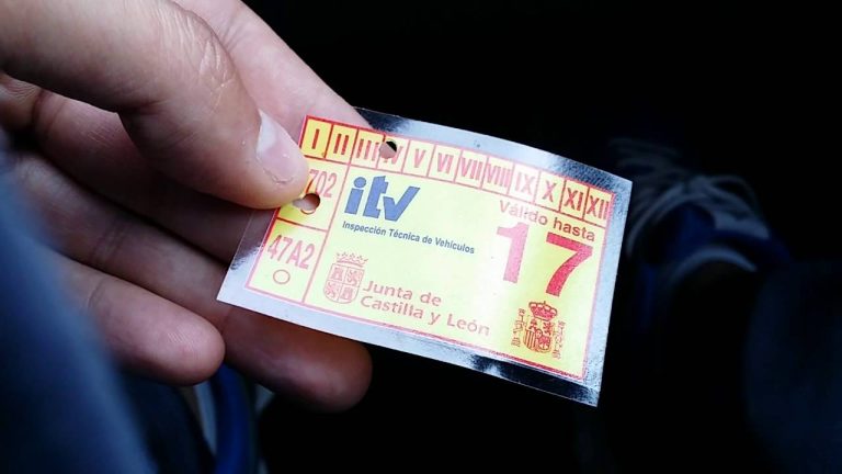 Como quitar la pegatina de la itv
