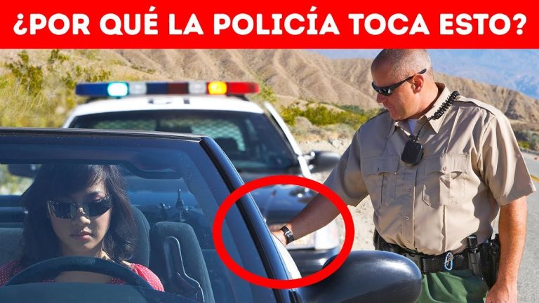 Porque los policías siempre tocan el coche