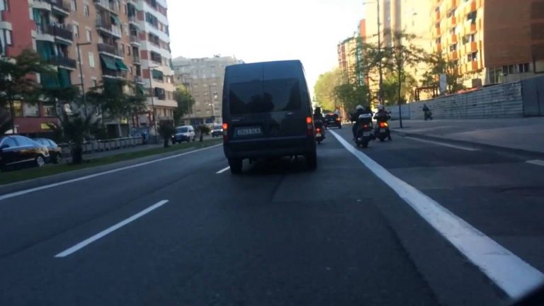 Las motos pueden ir por el carril bus