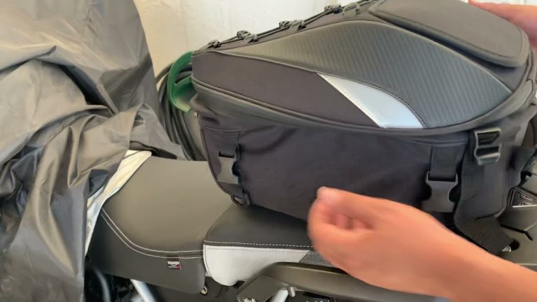 Se puede llevar una maleta en el asiento de atrás